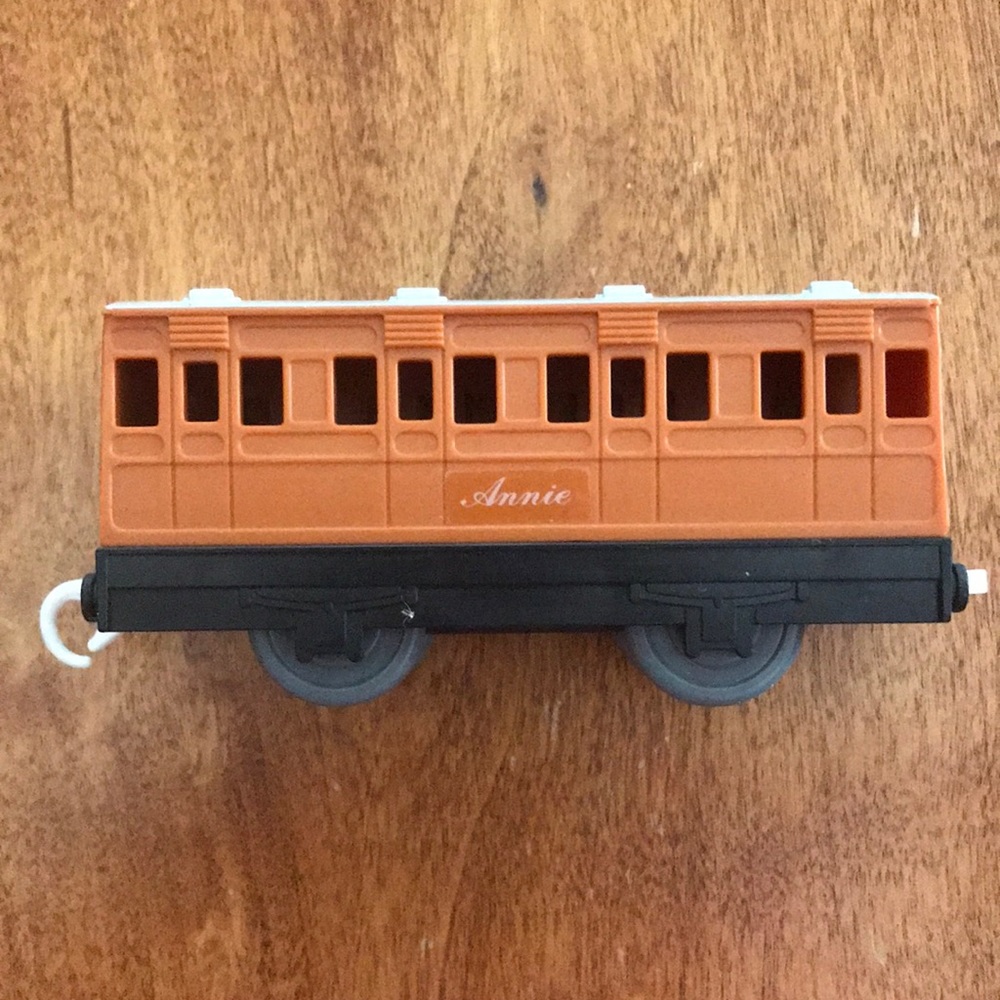 Thomas & Friends "Annie" Passenger Coach Car TOMY 2002 gently played condition